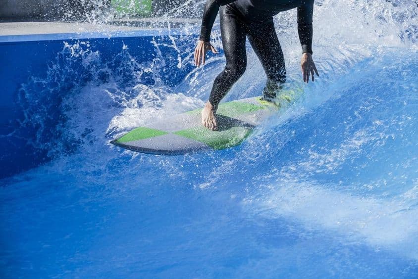 人在波浪池中冲浪