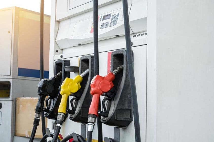 迪拜加油站,红色、黄色和黑色加油泵。