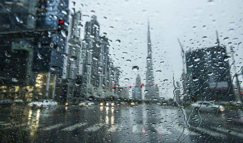 迪拜下雨,模糊的图像,透过雨水浸透的窗户看见哈利法塔。