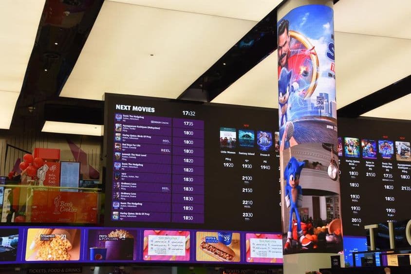 迪拜购物中心展示电影时间和地点的影院安排表。