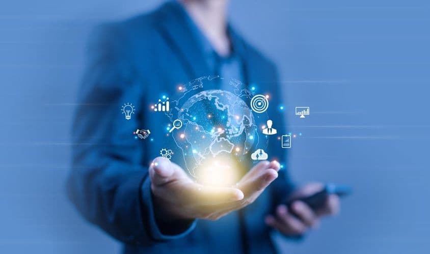 一个人手捧地球形数字投影图像。