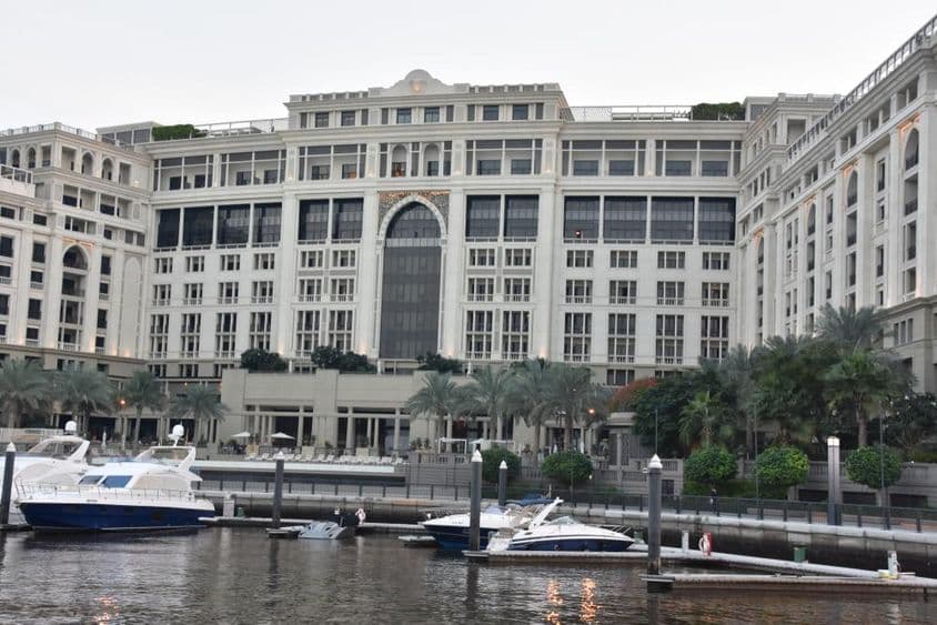 迪拜的Palazzo Versace酒店,附近水面上漂浮着摩托艇。