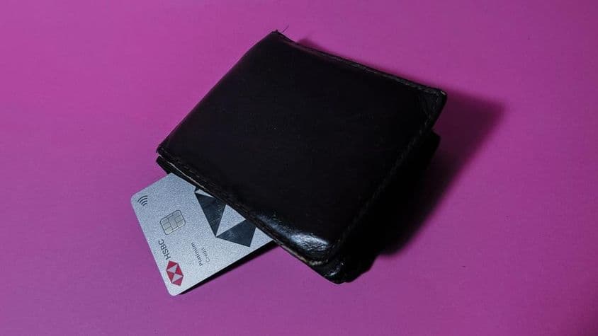 放在旧黑色钱包里的汇丰信用卡。