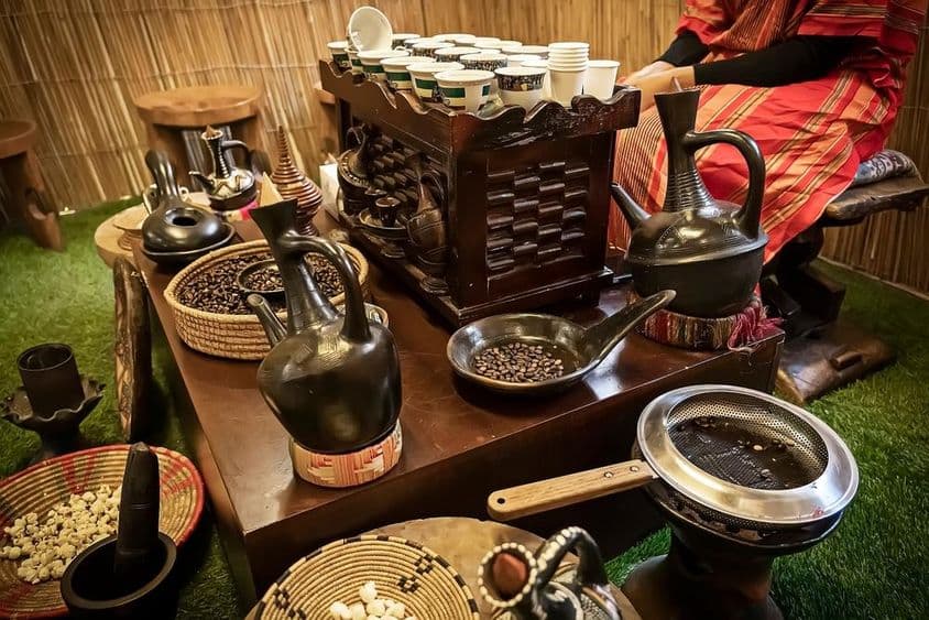 阿拉伯咖啡馆,桌上的咖啡壶和咖啡杯,阿拉伯风格的咖啡。