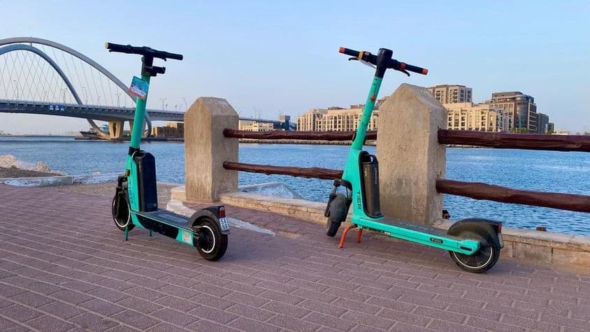 迪拜海边的电动滑板车