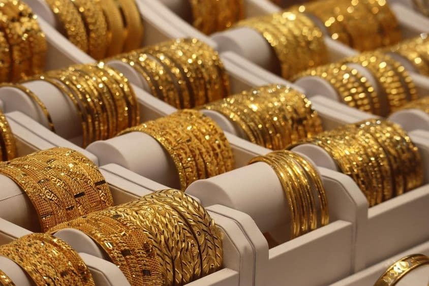 迪拜店内的金手镯。