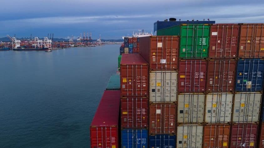 左侧为海港海湾,右侧为堆叠的集装箱。