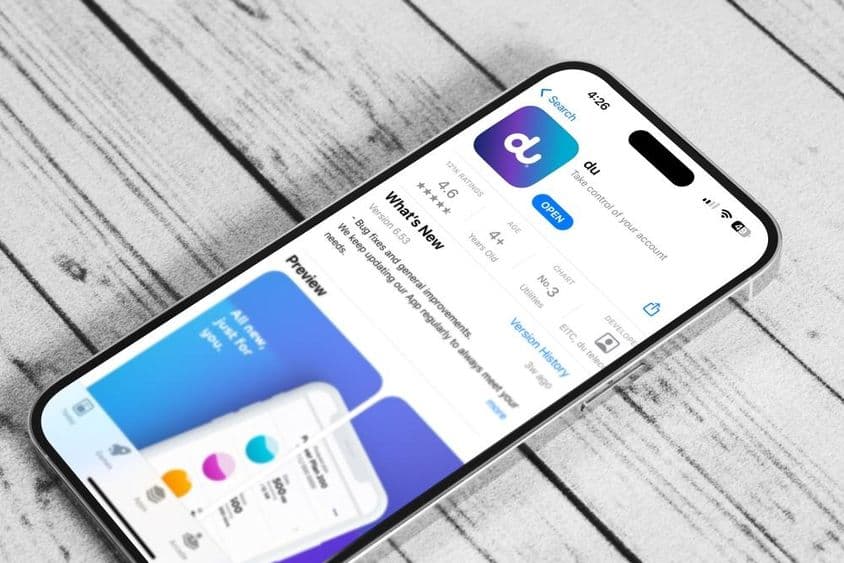 桌子上的手机,运行du移动应用程序。