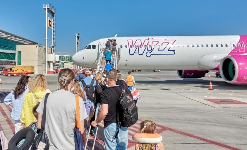 乘客正在登上Wizz Air飞机。