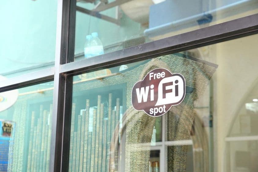 咖啡馆窗户上广告免费WiFi的标识。