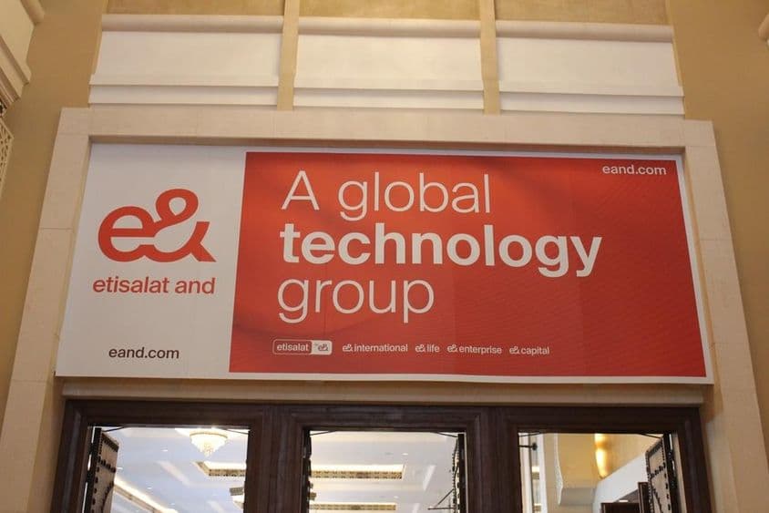 Etisalat公司广告展示在玻璃入口上方