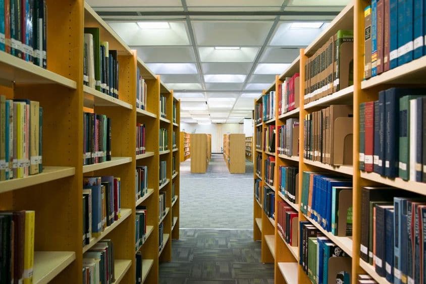 一间图书馆展示着书架上的书籍。