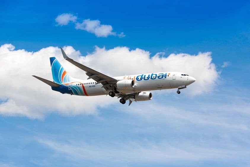 一架Flydubai飞机在空中飞行。