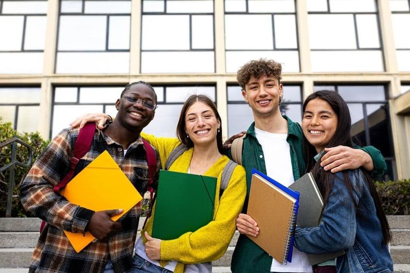 学生们手持文件夹站在一起。