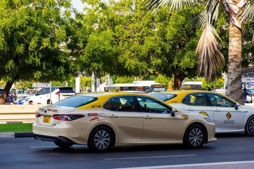 迪拜出租车在路上。