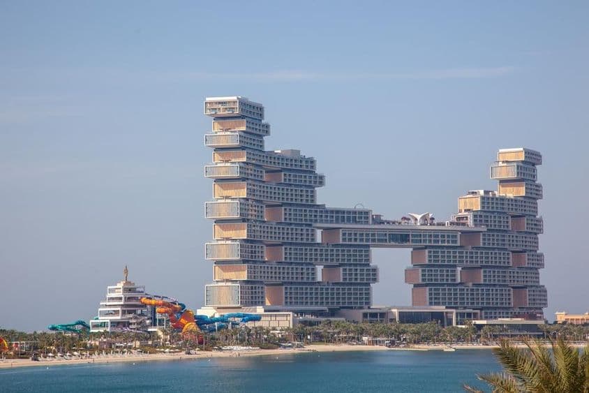 朱美拉棕榈岛上的皇家亚特兰蒂斯度假酒店,内部可见滑梯。