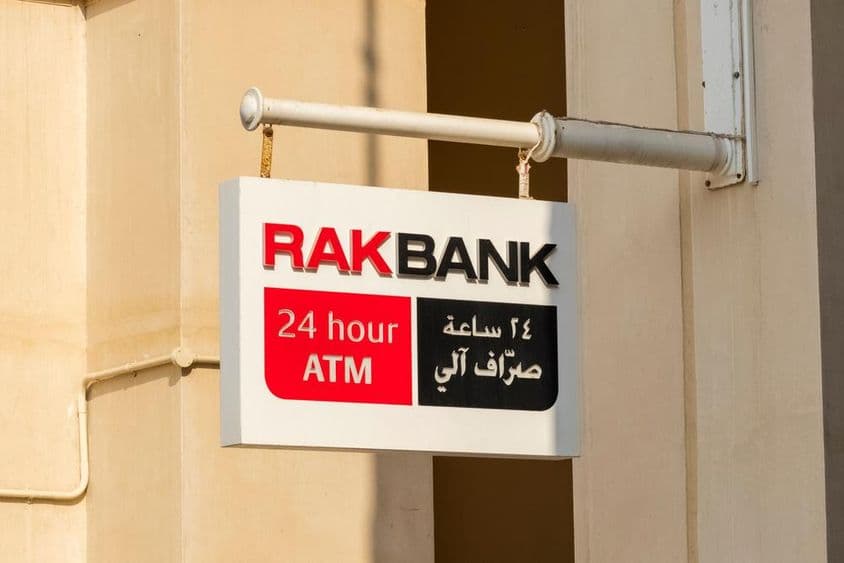 RAKBANK ATM标志,红色和部分黑色文字。