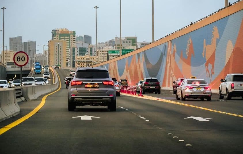 在迪拜道路上行驶的汽车。