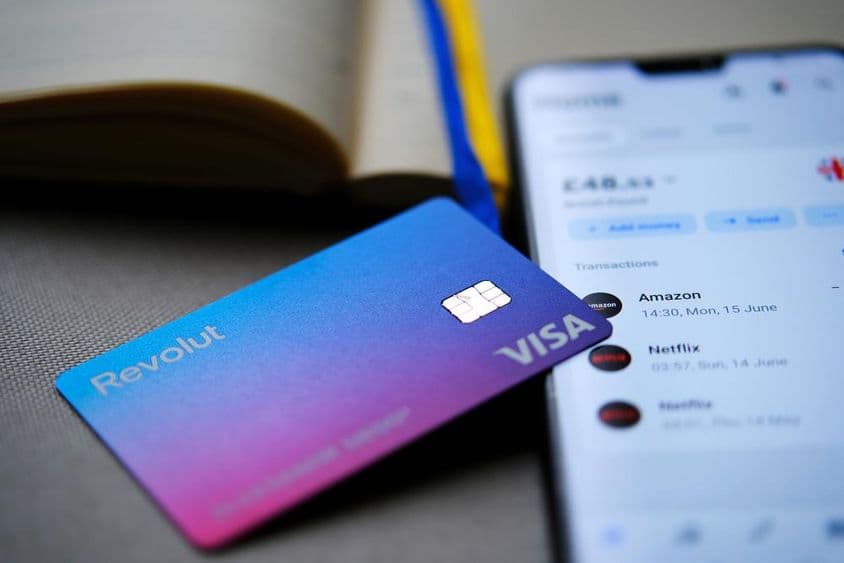 手机屏幕上显示的Revolut Visa卡