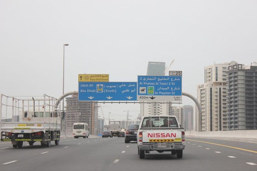 Al Khail路高架路牌,背景有几栋高楼。