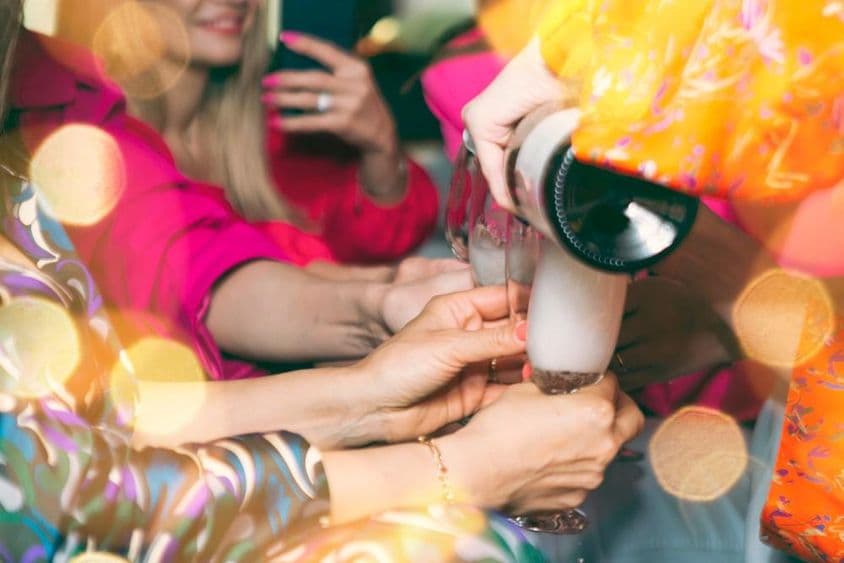 俱乐部里喝香槟的人们。