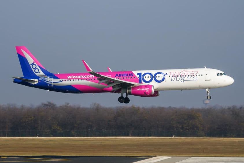 Wizz Air 飞机低空飞过跑道。