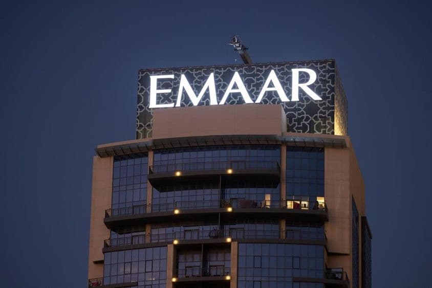 EMAAR标志出现在摩天大楼顶部。