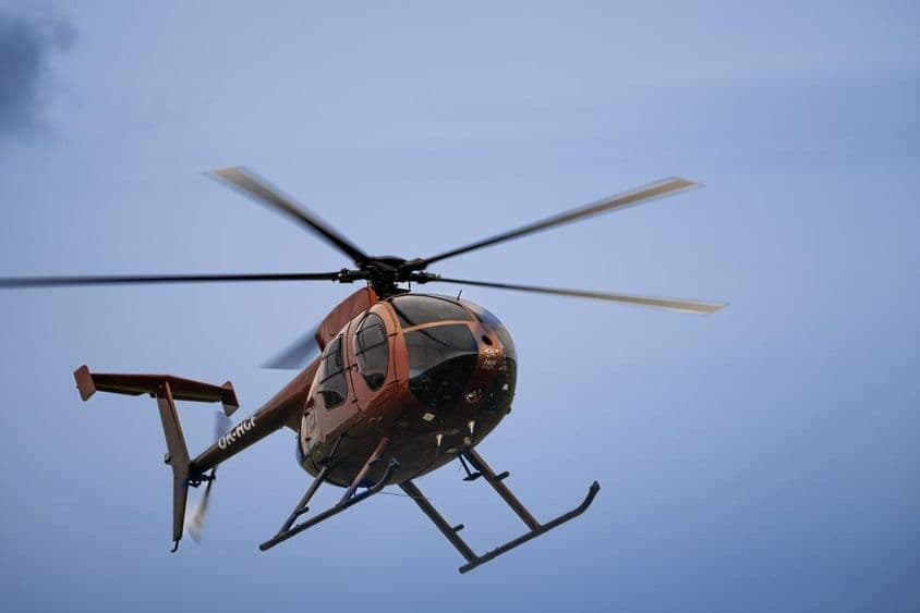 一架轻型直升机在空中飞行。