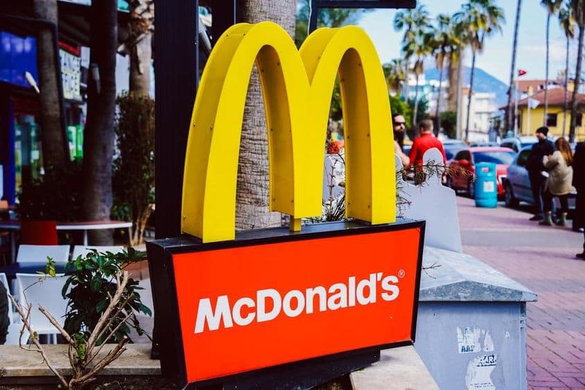 麦当劳招牌在街景背景中可见。