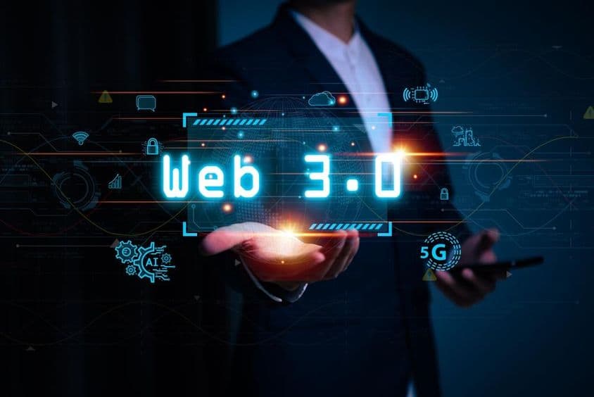 一个人手中投射出Web3字样。