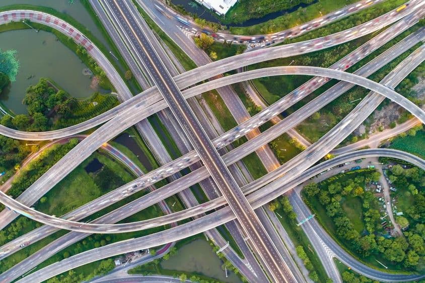 多条道路在各种方向上交叉,相互上下交错。