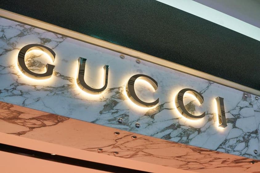 墙面上的发光字母Gucci标志。