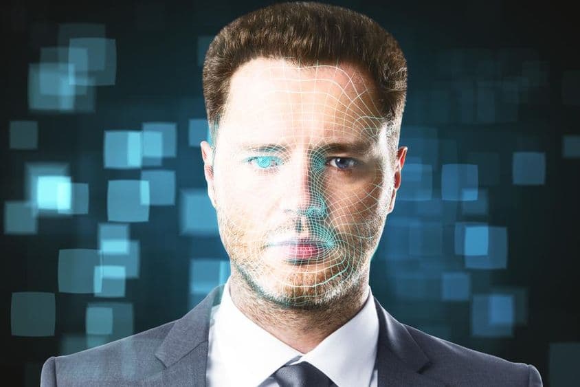 一个人被扫描成全息图。