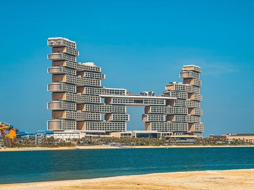背景是亚特兰蒂斯皇宫酒店,前景是水域和海滩。