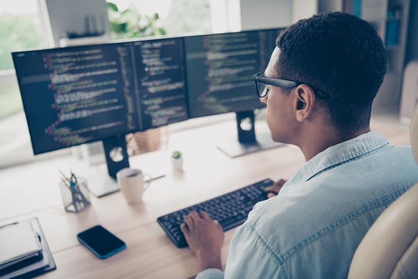 学生在电脑上学习编程。