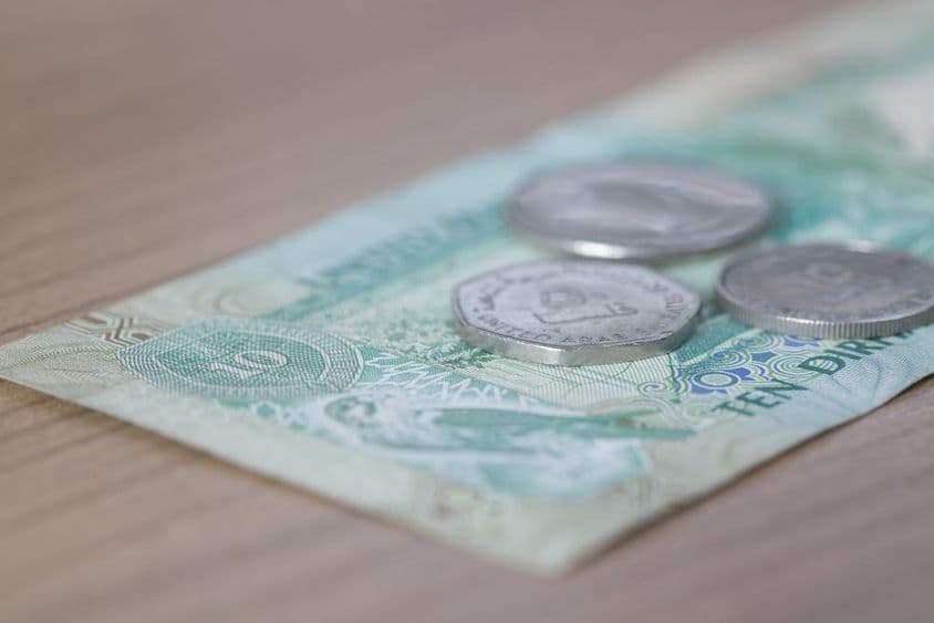 10迪拉姆钞票和1迪拉姆硬币。