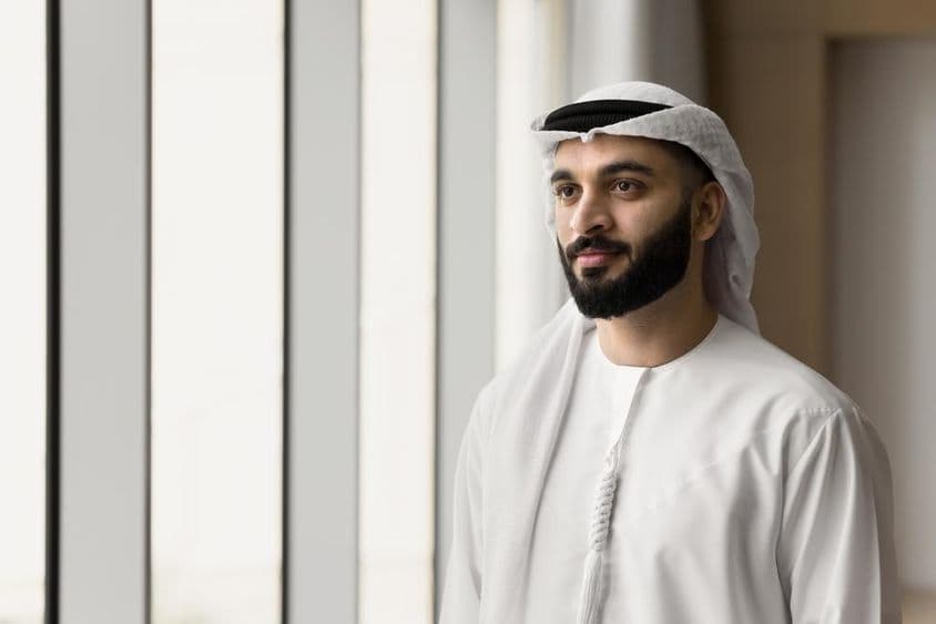 戴着ghutrah的阿联酋男子。