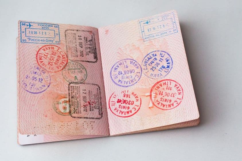 护照内页盖满印章。