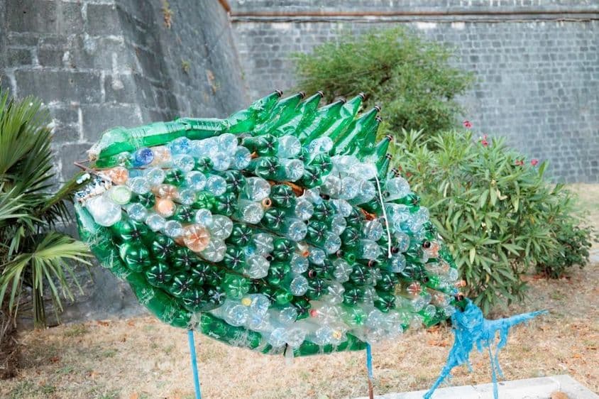 用塑料瓶粘合的鱼