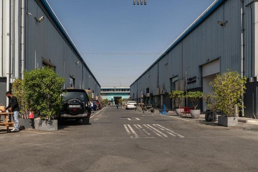 迪拜阿尔赛卡尔大道,正在准备本周末的市场场地。