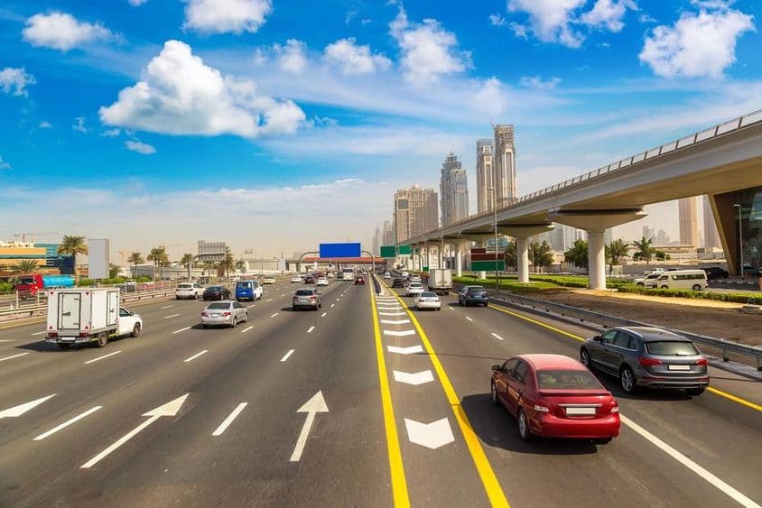 迪拜六车道道路上的汽车。