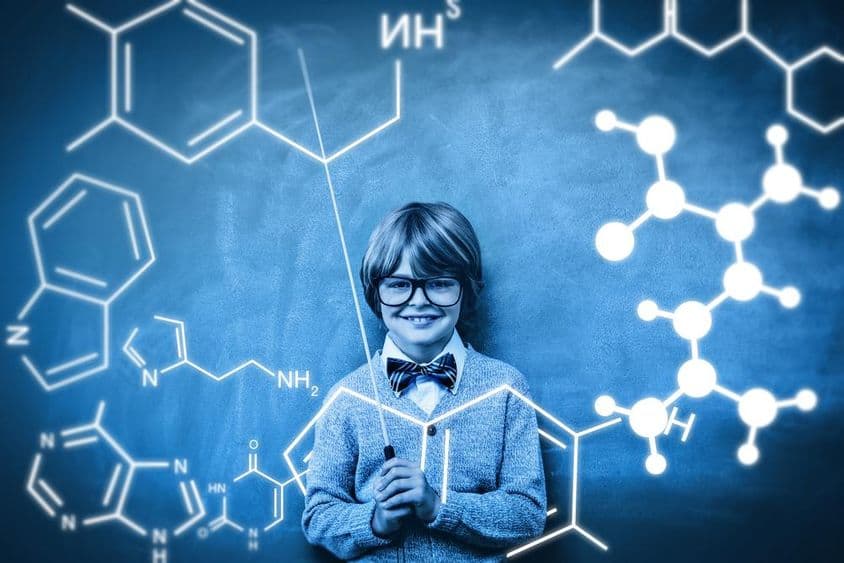 一名学生展示化学原子结合的投影。