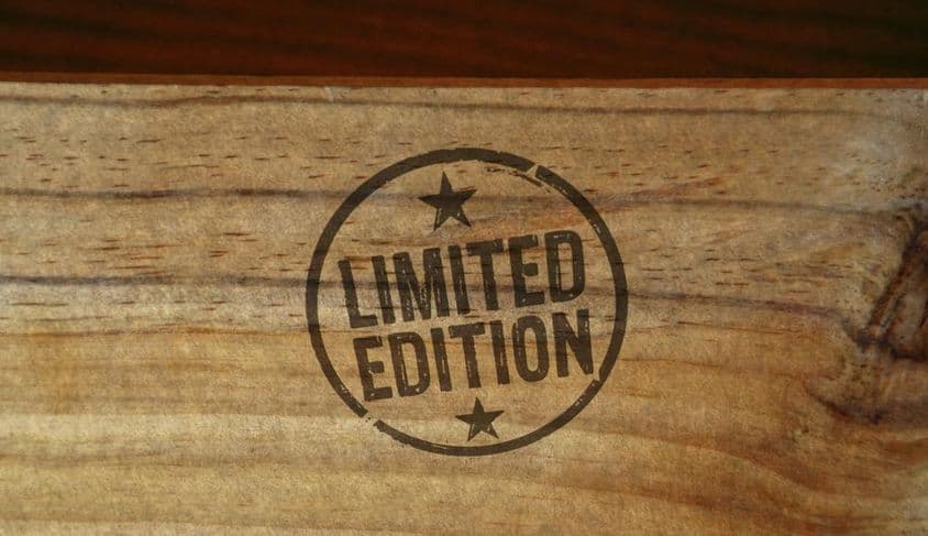 木质表面上书写的限量版,周围环绕着星星。