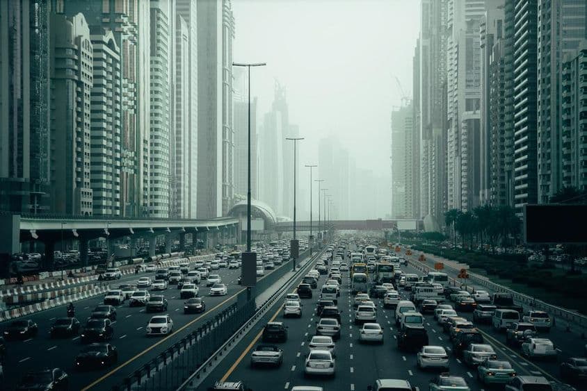 迪拜市区拥挤的公路,2x7车道,两侧是摩天大楼。