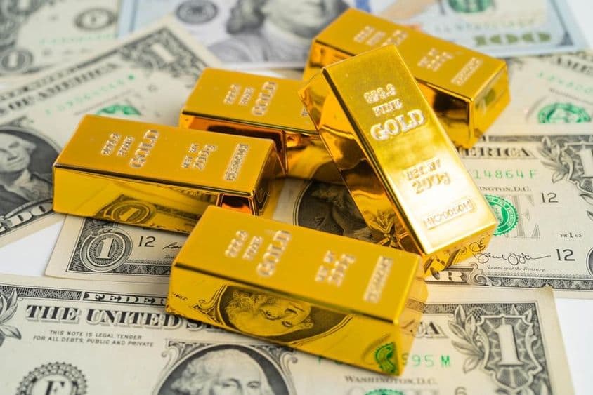 价值200克的投资金条置于美元上。