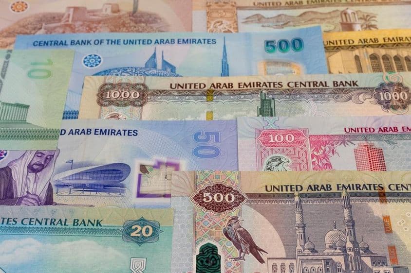 桌上的20、50、100、500、1000面值迪拉姆纸币。