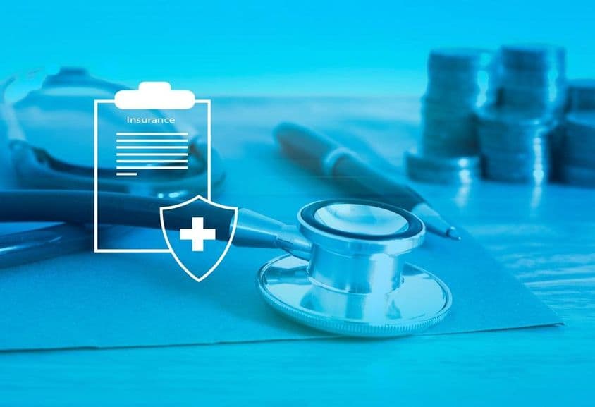 健康保险前景,背景中有听诊器和零钱。