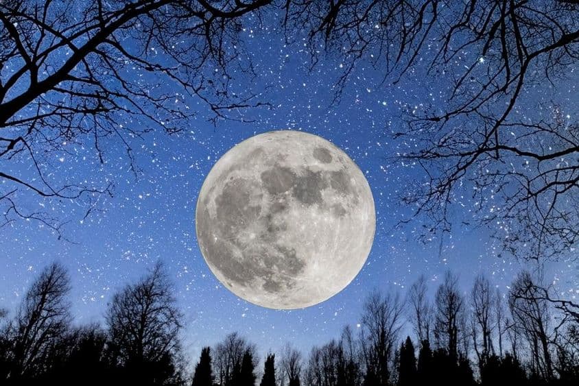 繁星夜空中的满月。