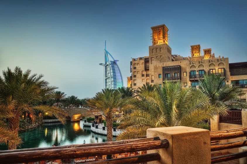 朱美拉 Al Qasr 和背景中的阿拉伯塔酒店。