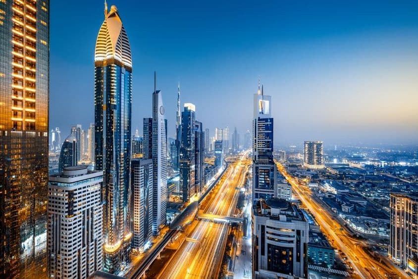 从高处俯视的夜间迪拜天际线。